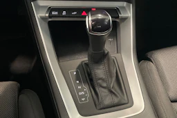 valkoinen Audi Q3 2022 kuva 29.