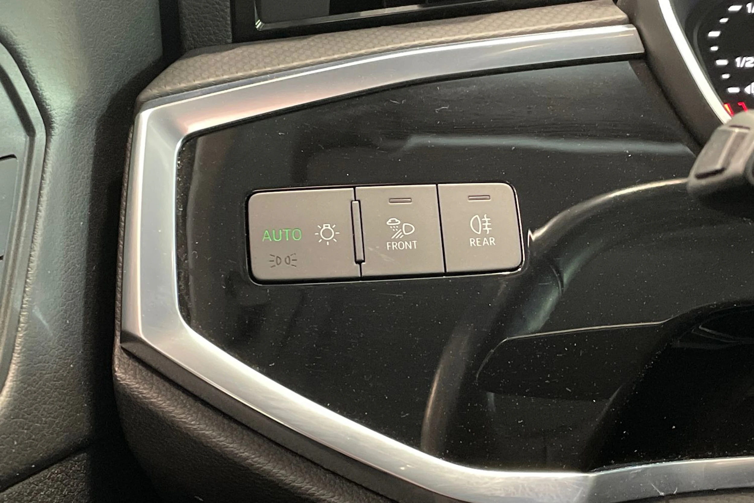 valkoinen Audi Q3 2022 kuva 32.
