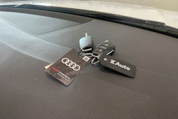 valkoinen Audi Q3 2022 kuva 36.