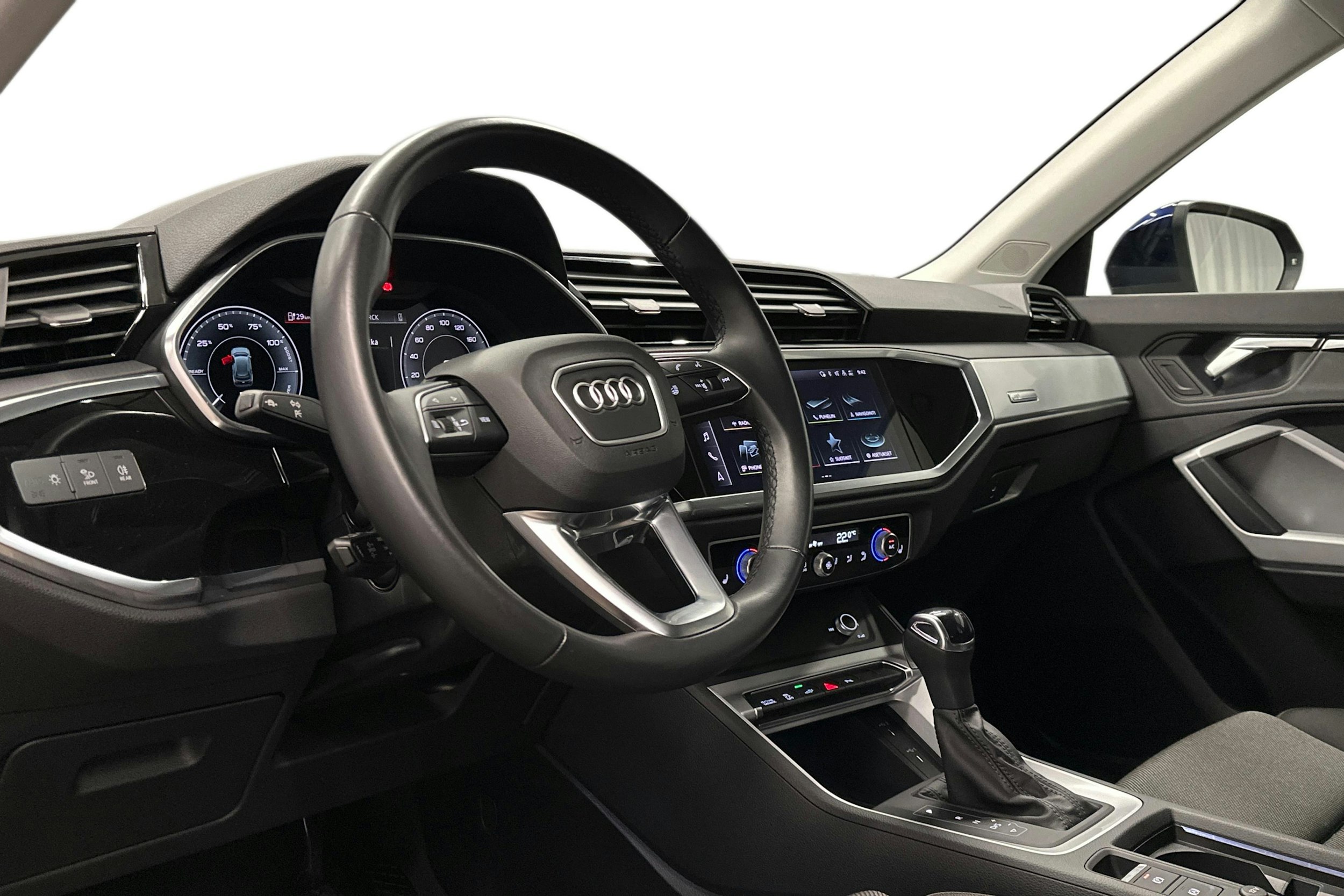 sininen Audi Q3 2022 kuva 7.