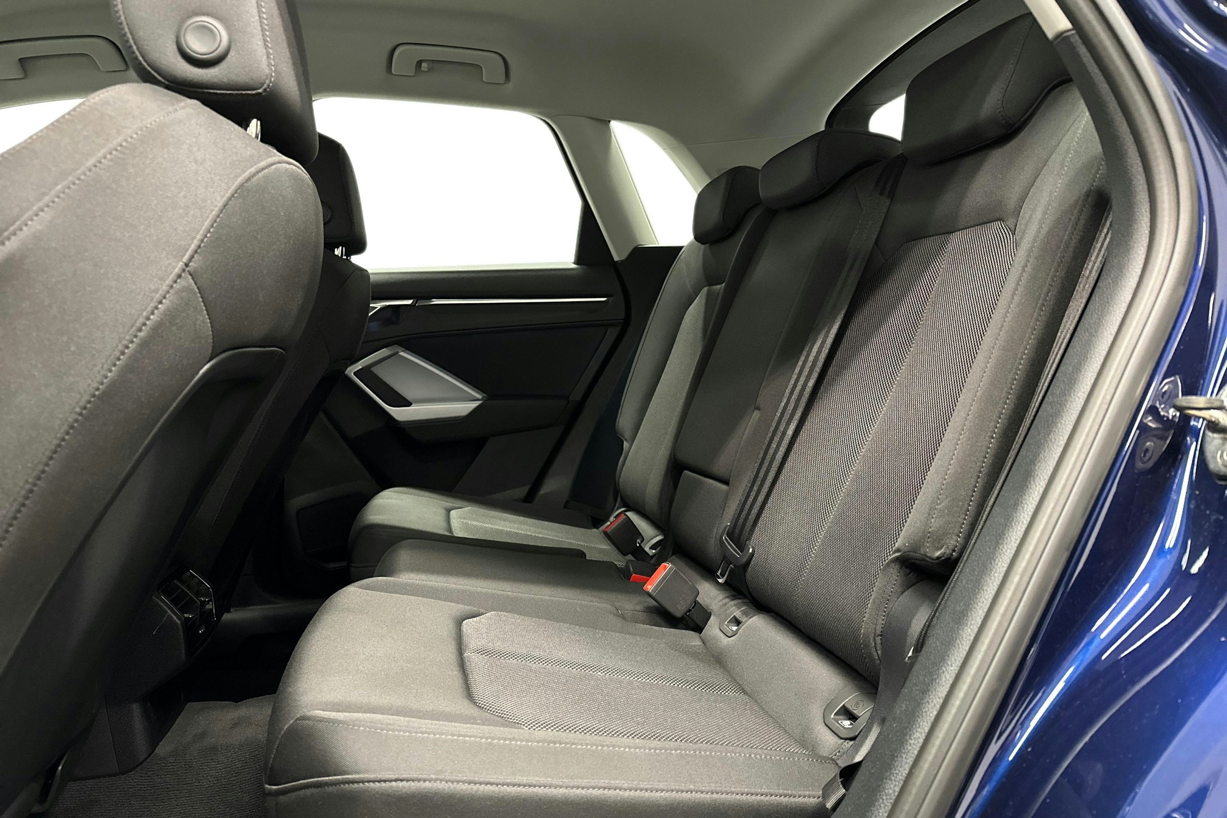 sininen Audi Q3 2022 kuva 10.