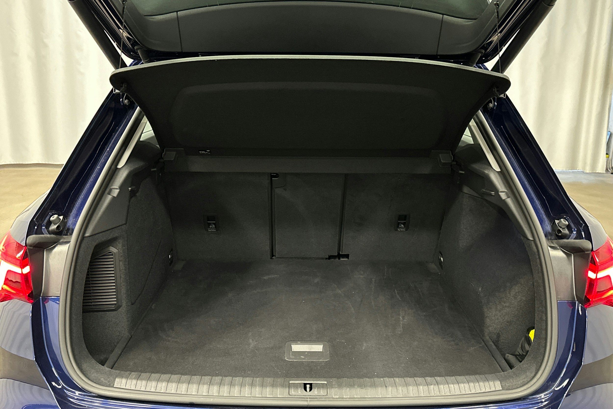 sininen Audi Q3 2022 kuva 14.