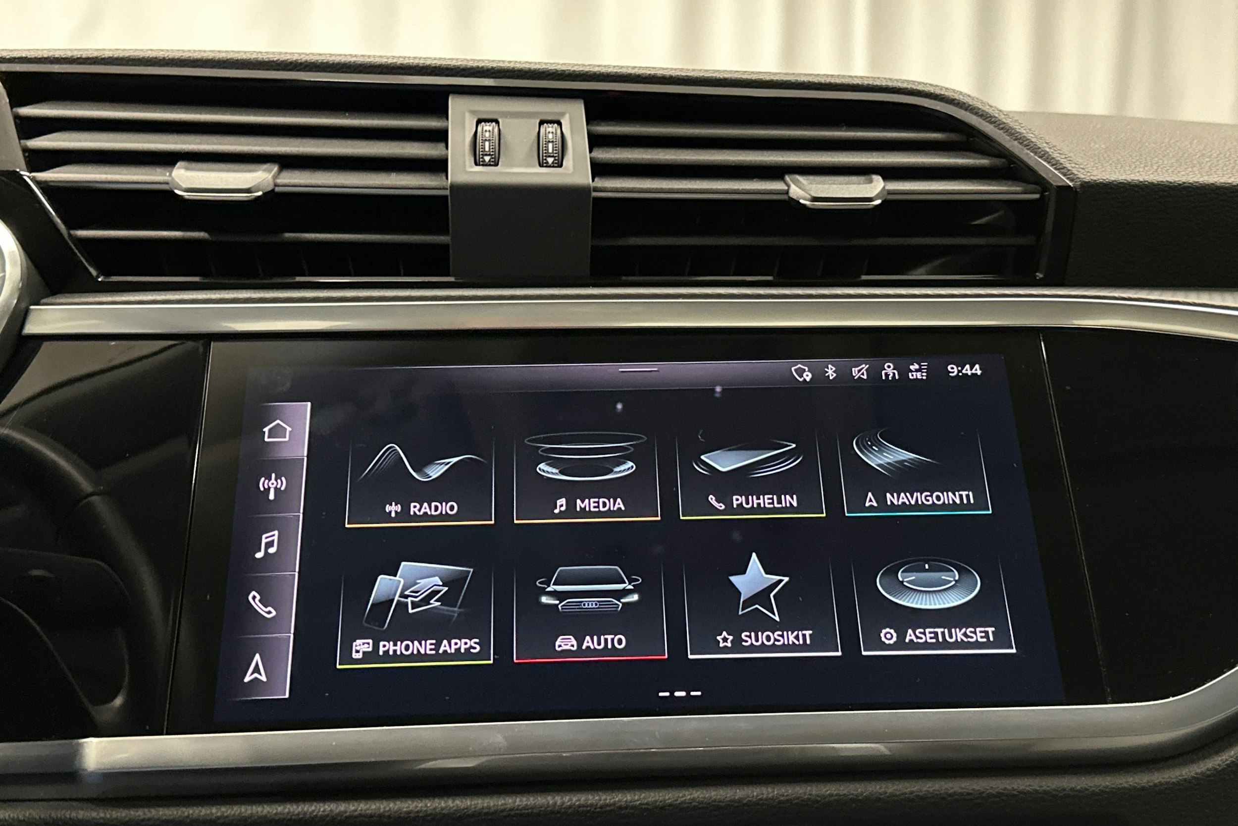 sininen Audi Q3 2022 kuva 24.