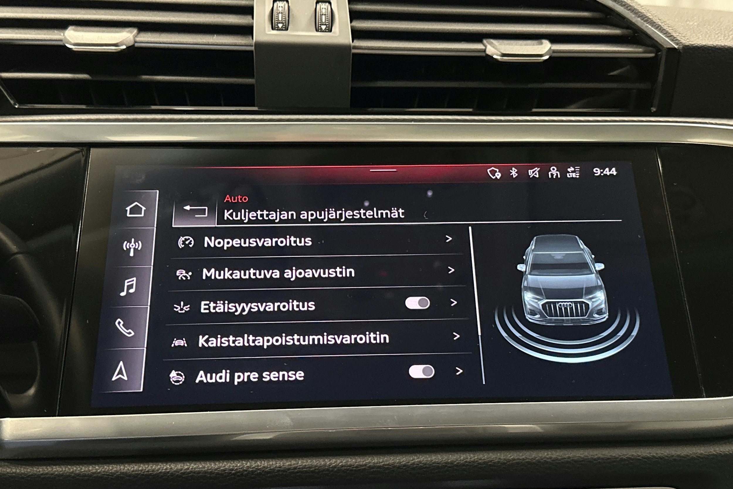 sininen Audi Q3 2022 kuva 28.