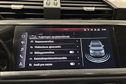 sininen Audi Q3 2022 kuva 28.