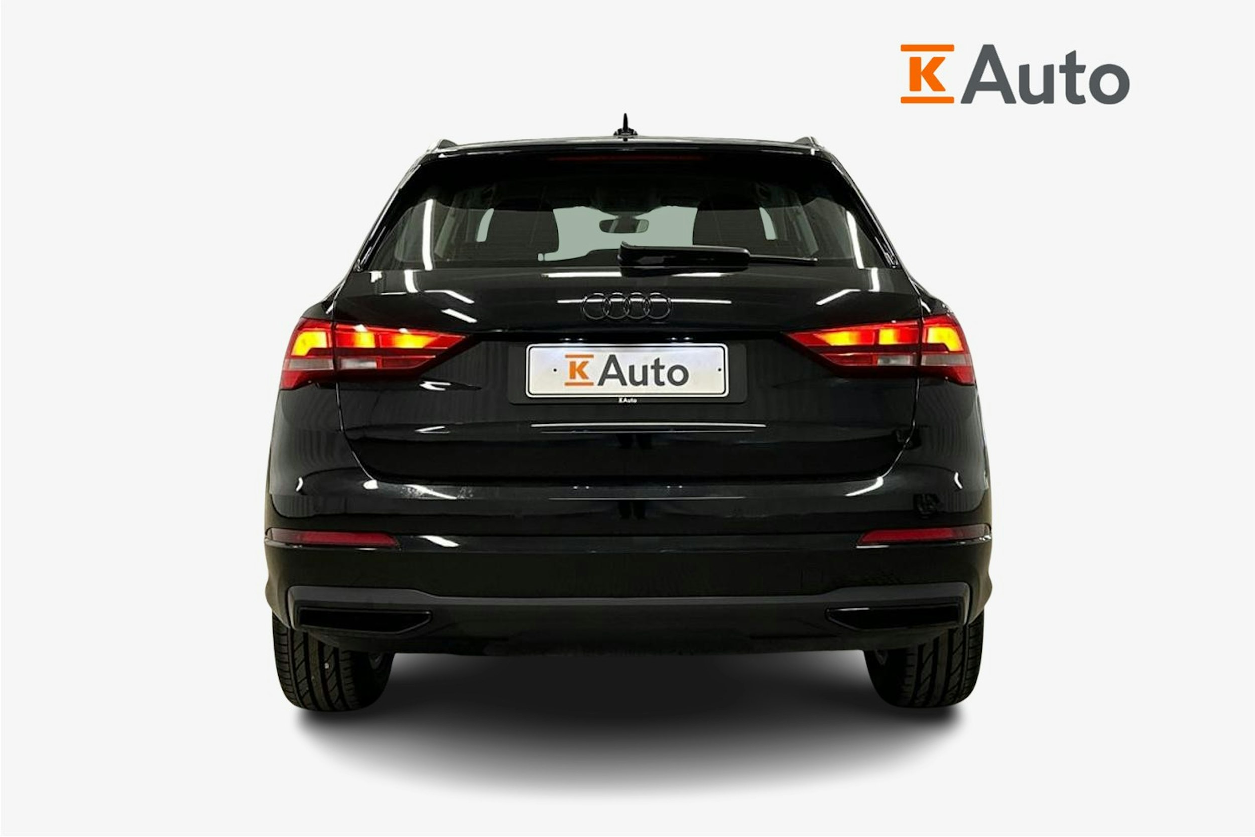 musta Audi Q3 2023 kuva 3.