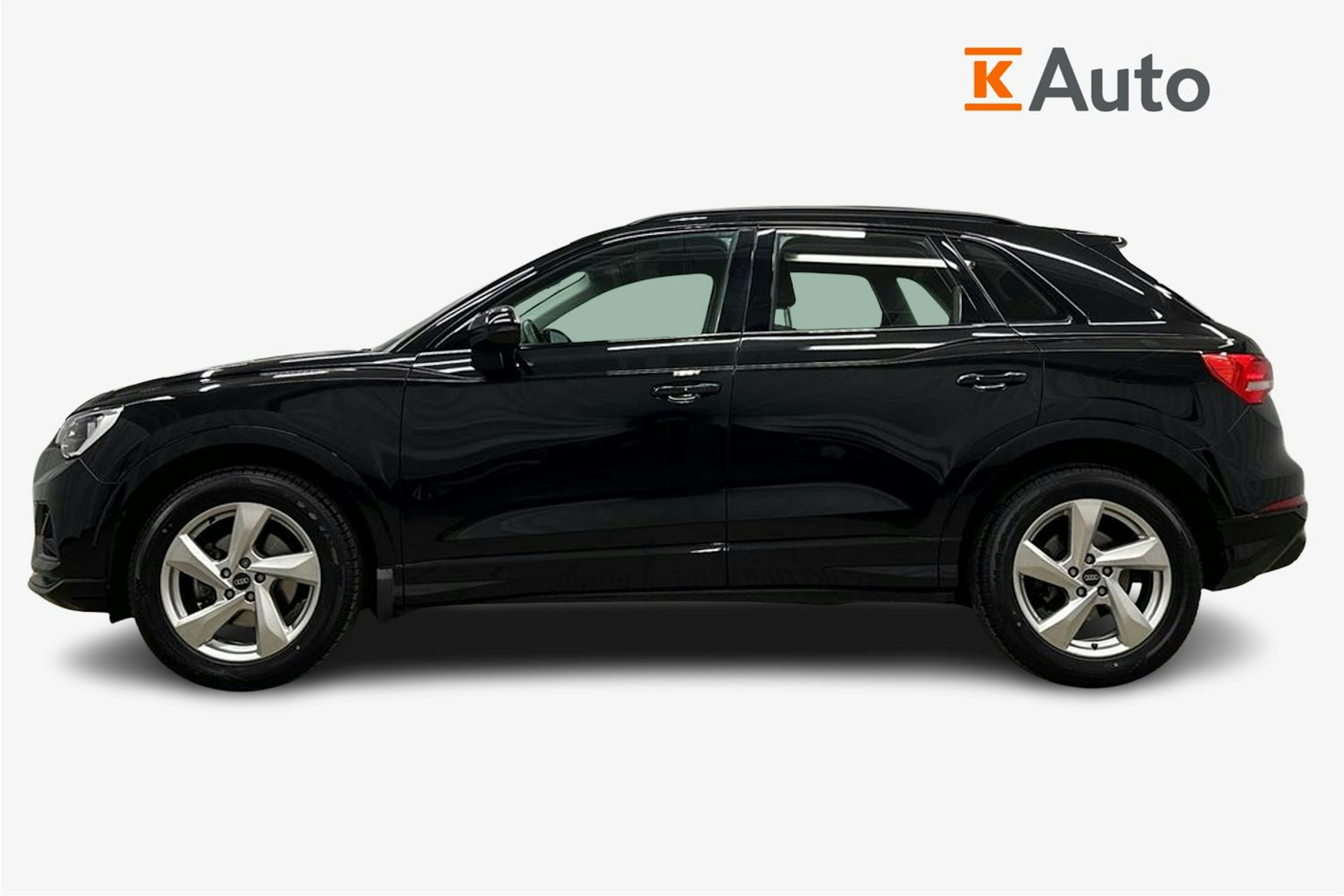 musta Audi Q3 2023 kuva 5.
