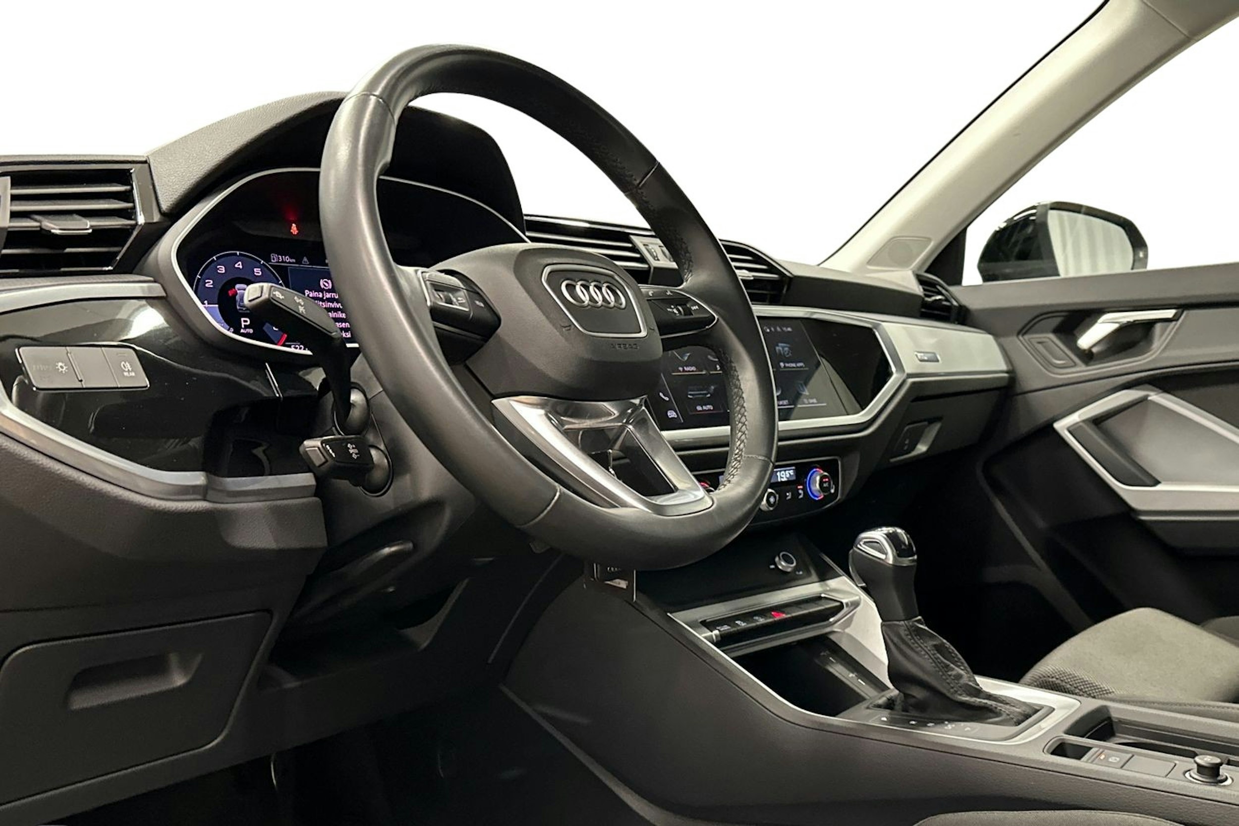 musta Audi Q3 2023 kuva 6.
