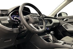 musta Audi Q3 2023 kuva 6.