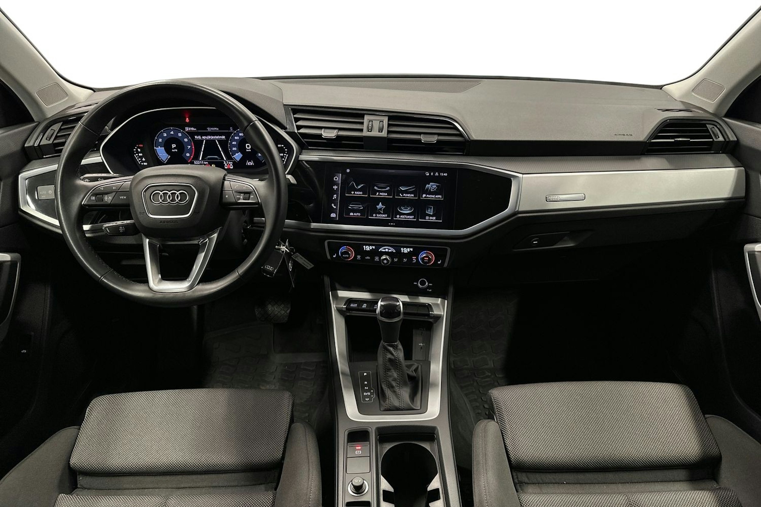 musta Audi Q3 2023 kuva 7.