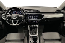 musta Audi Q3 2023 kuva 7.