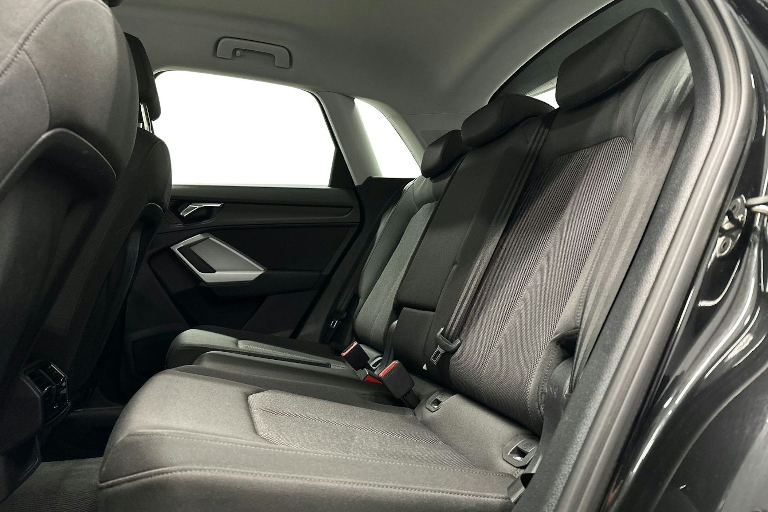 musta Audi Q3 2023 kuva 8.