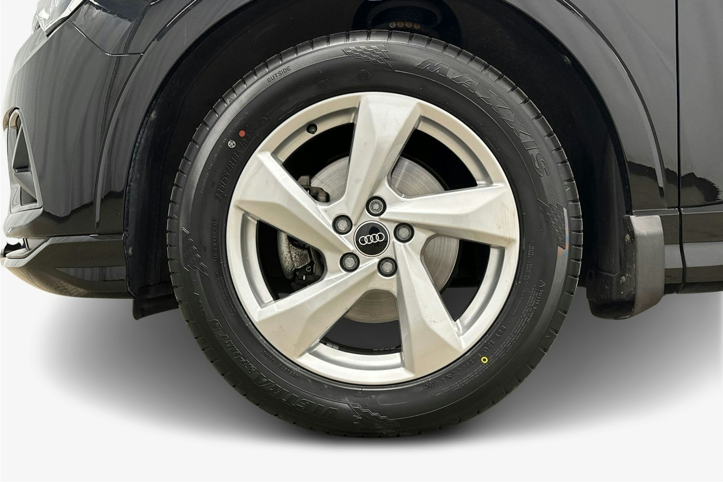 musta Audi Q3 2023 kuva 9.