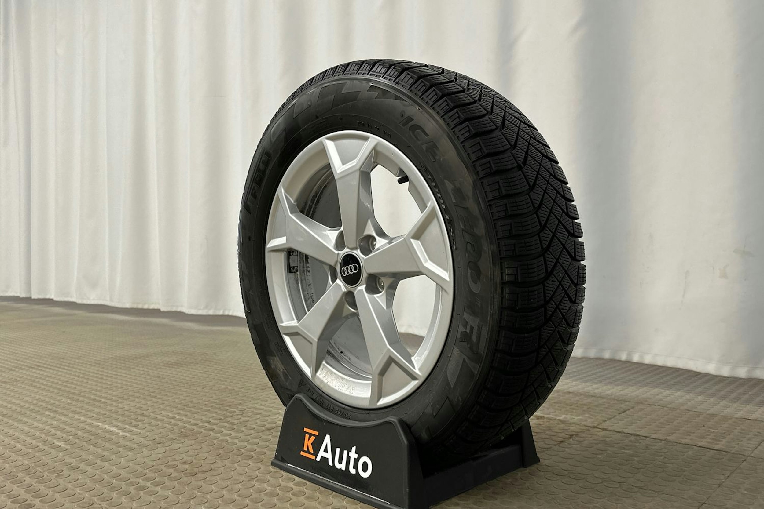 musta Audi Q3 2023 kuva 10.