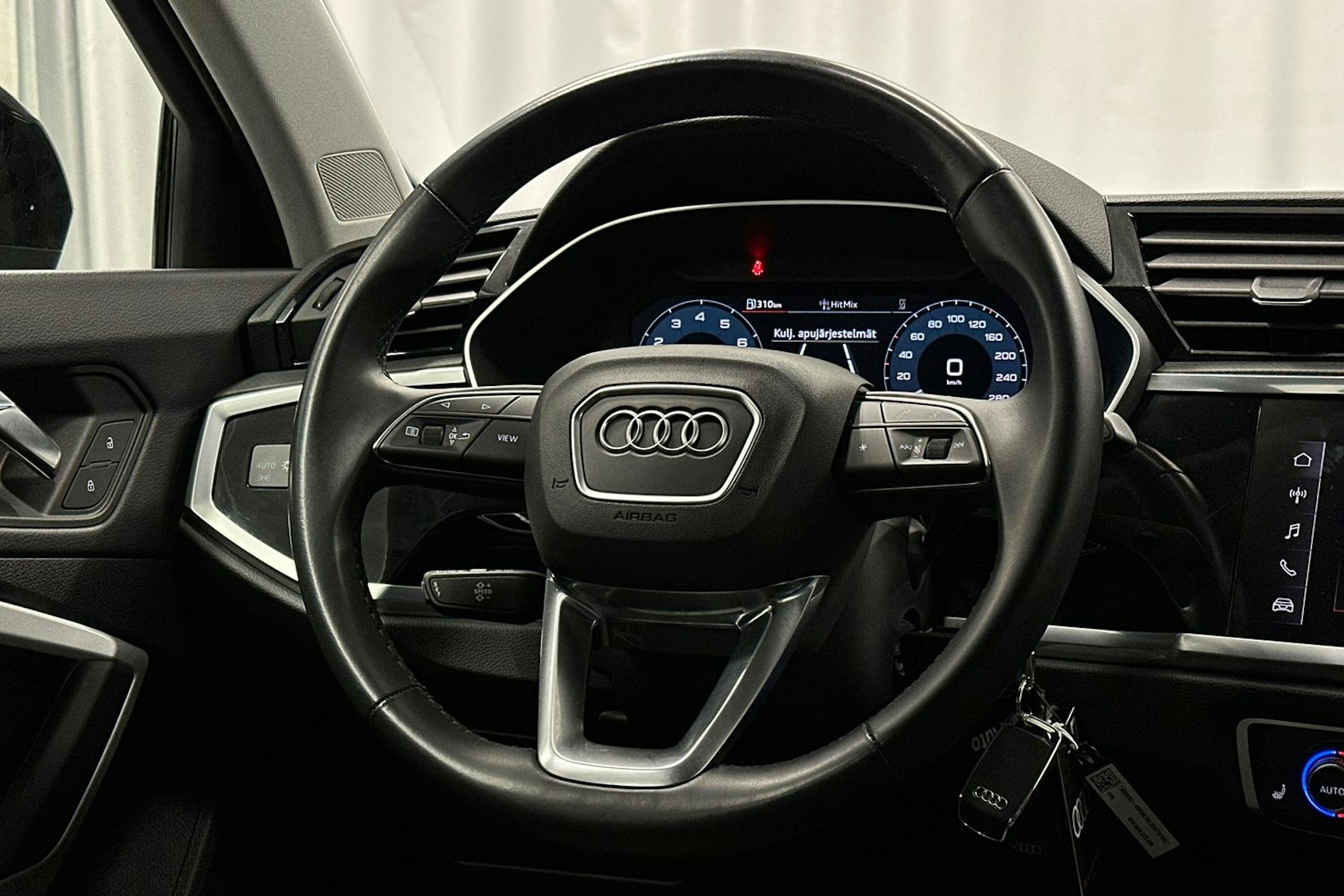 musta Audi Q3 2023 kuva 11.