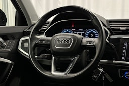 musta Audi Q3 2023 kuva 11.