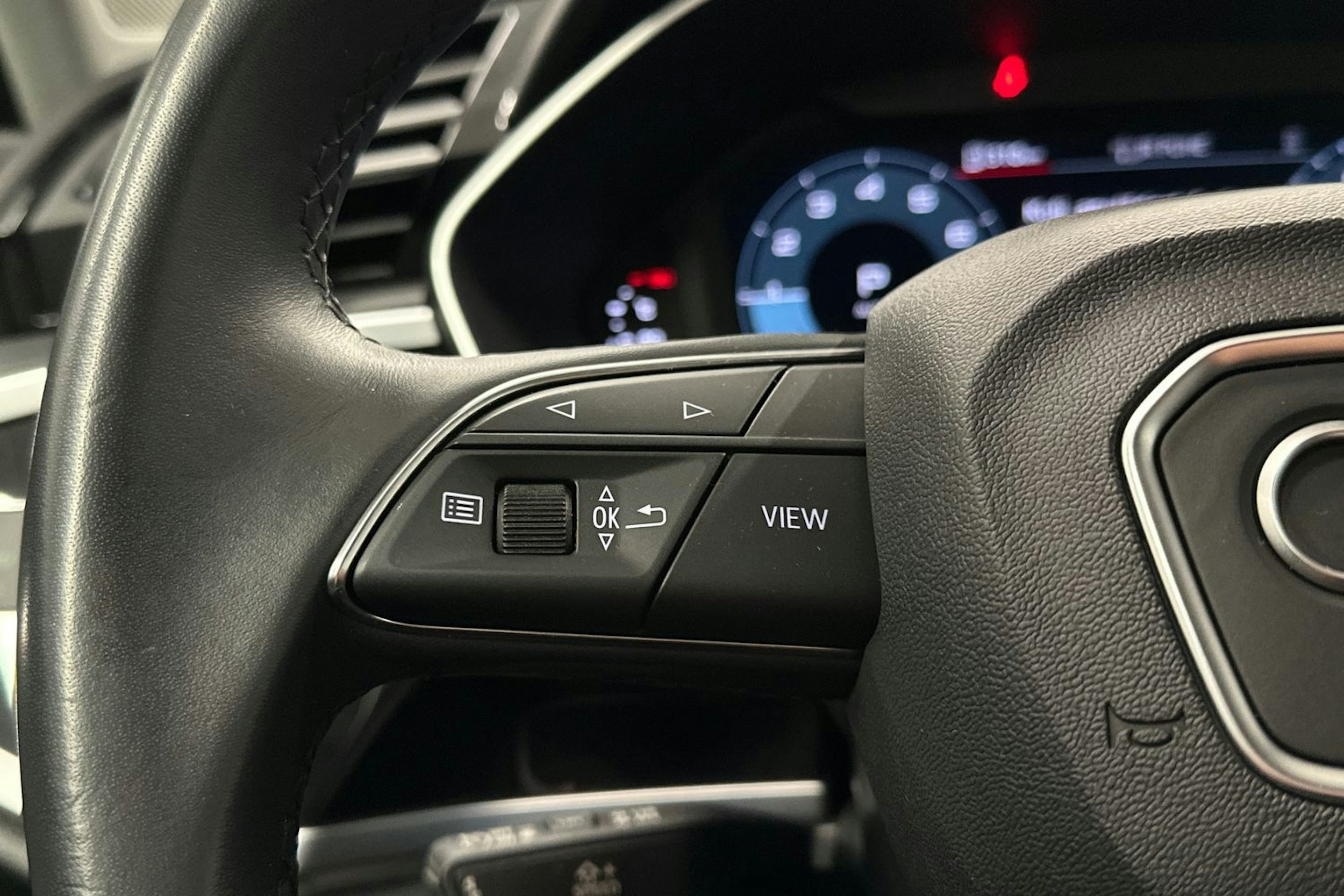 musta Audi Q3 2023 kuva 13.