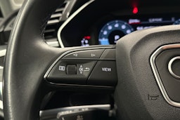 musta Audi Q3 2023 kuva 13.