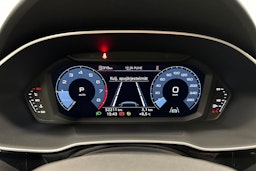 musta Audi Q3 2023 kuva 16.