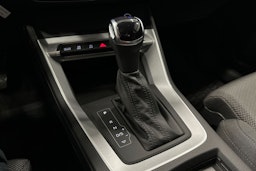 musta Audi Q3 2023 kuva 17.