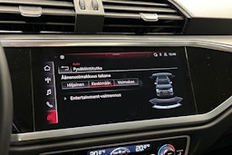 musta Audi Q3 2023 kuva 24.