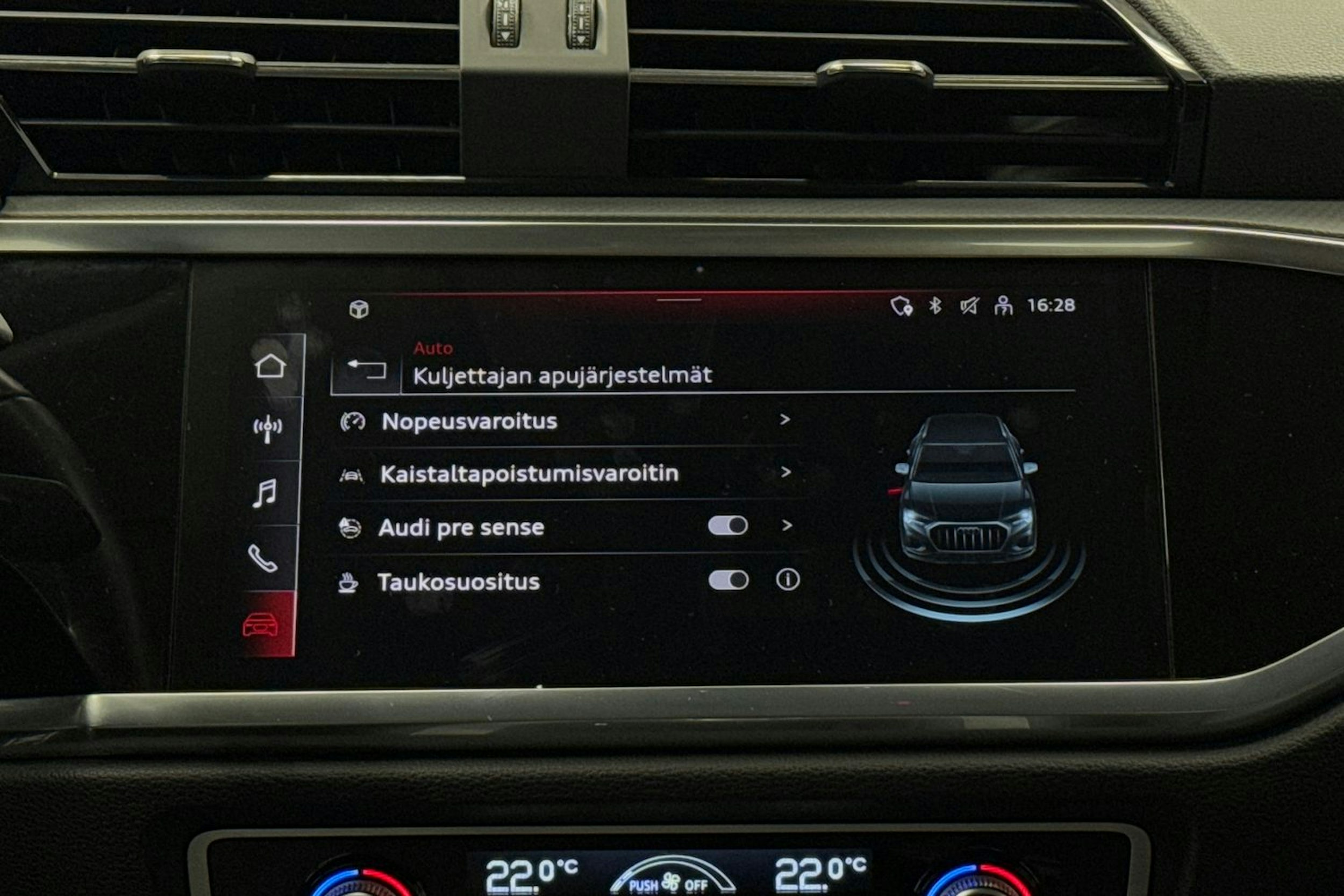 valkoinen Audi Q3 2023 kuva 16.