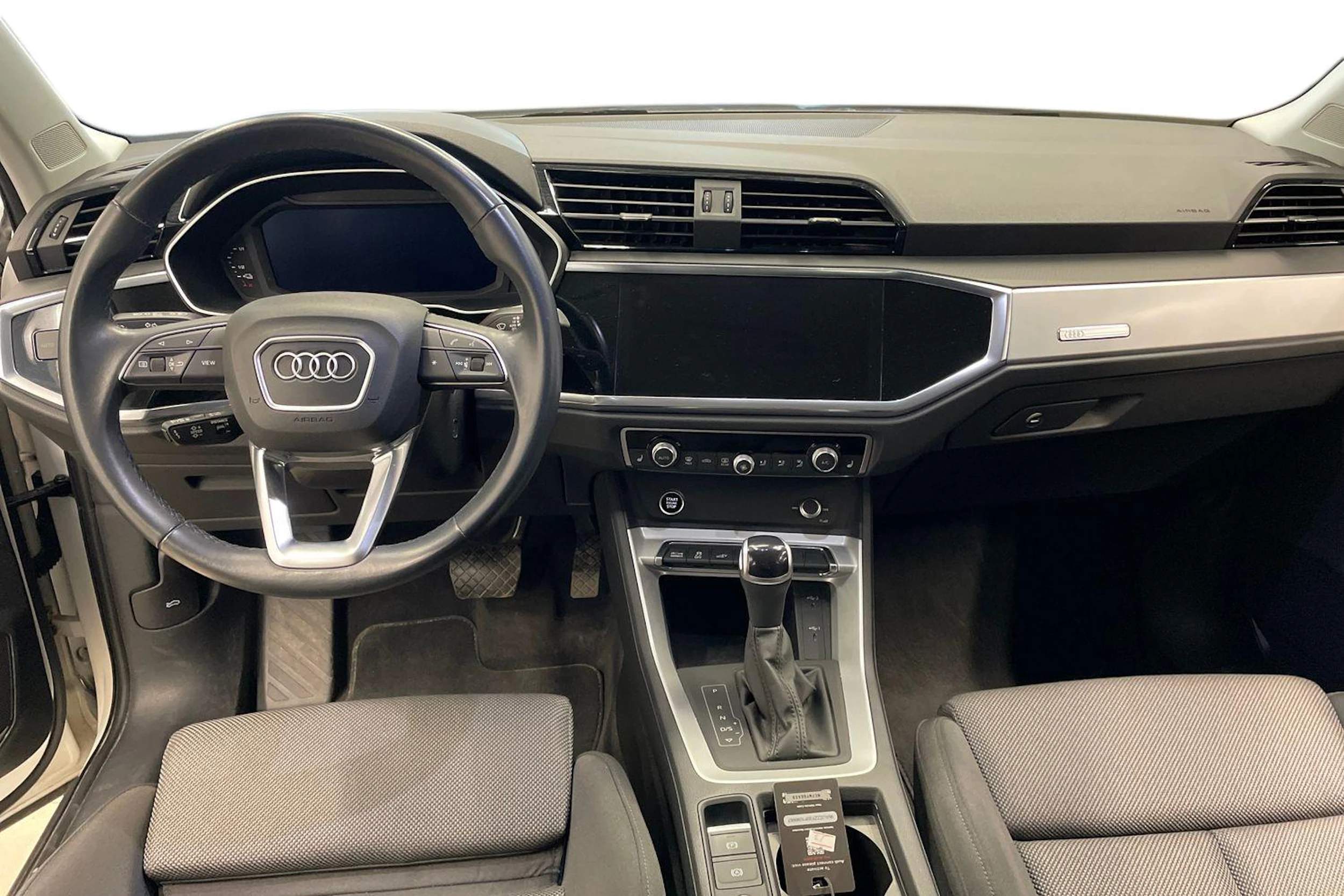 valkoinen Audi Q3 2023 kuva 7.