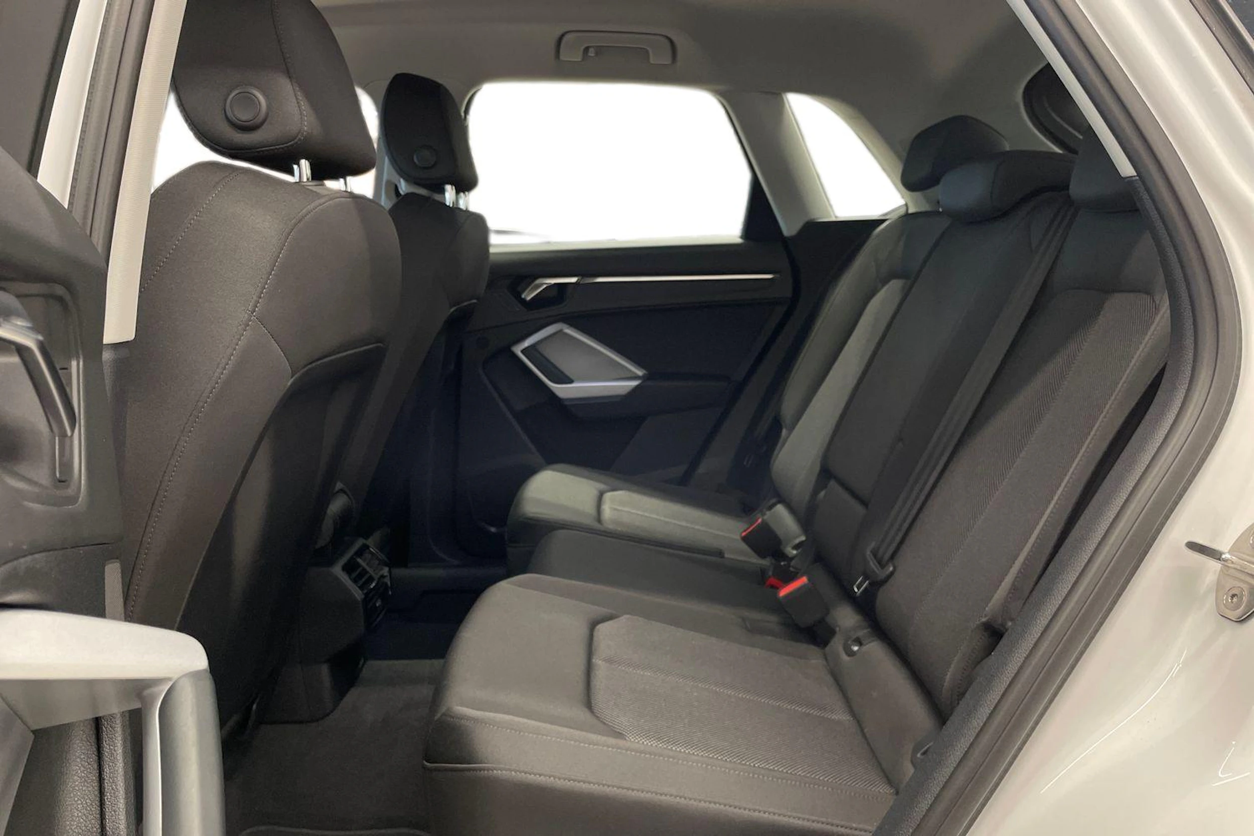 valkoinen Audi Q3 2023 kuva 8.