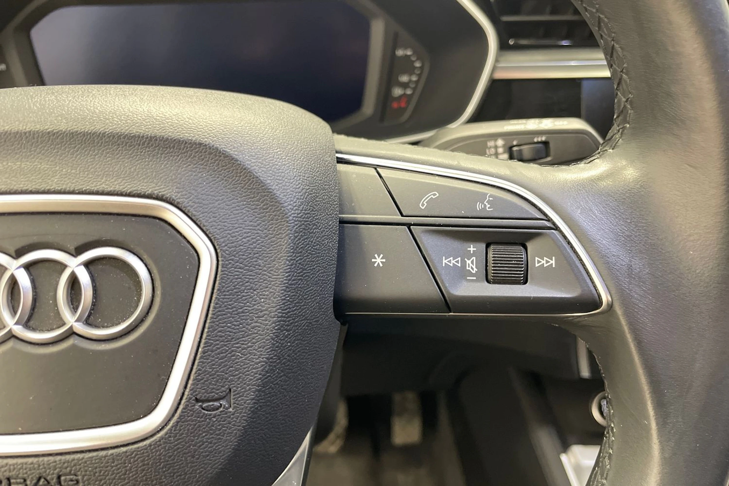 valkoinen Audi Q3 2023 kuva 13.