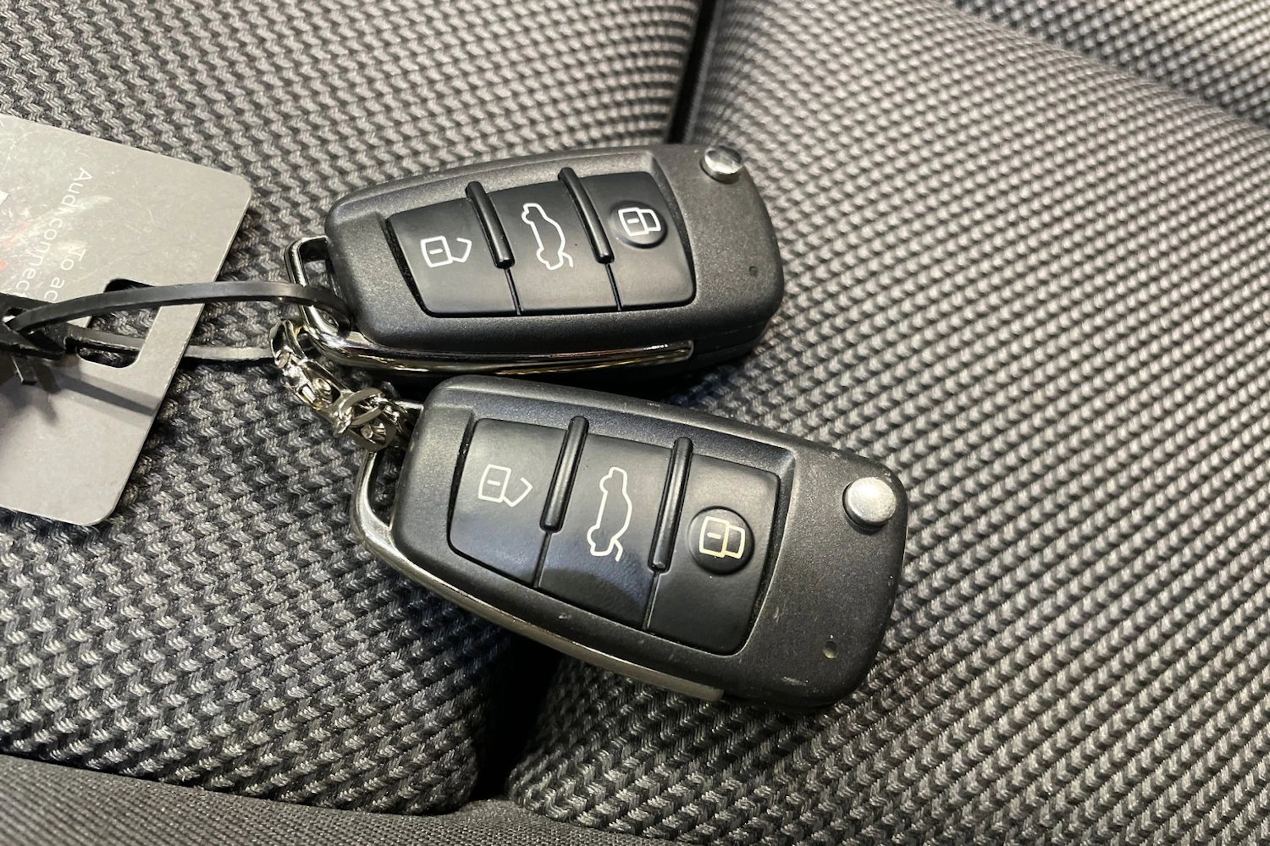 valkoinen Audi Q3 2023 kuva 17.