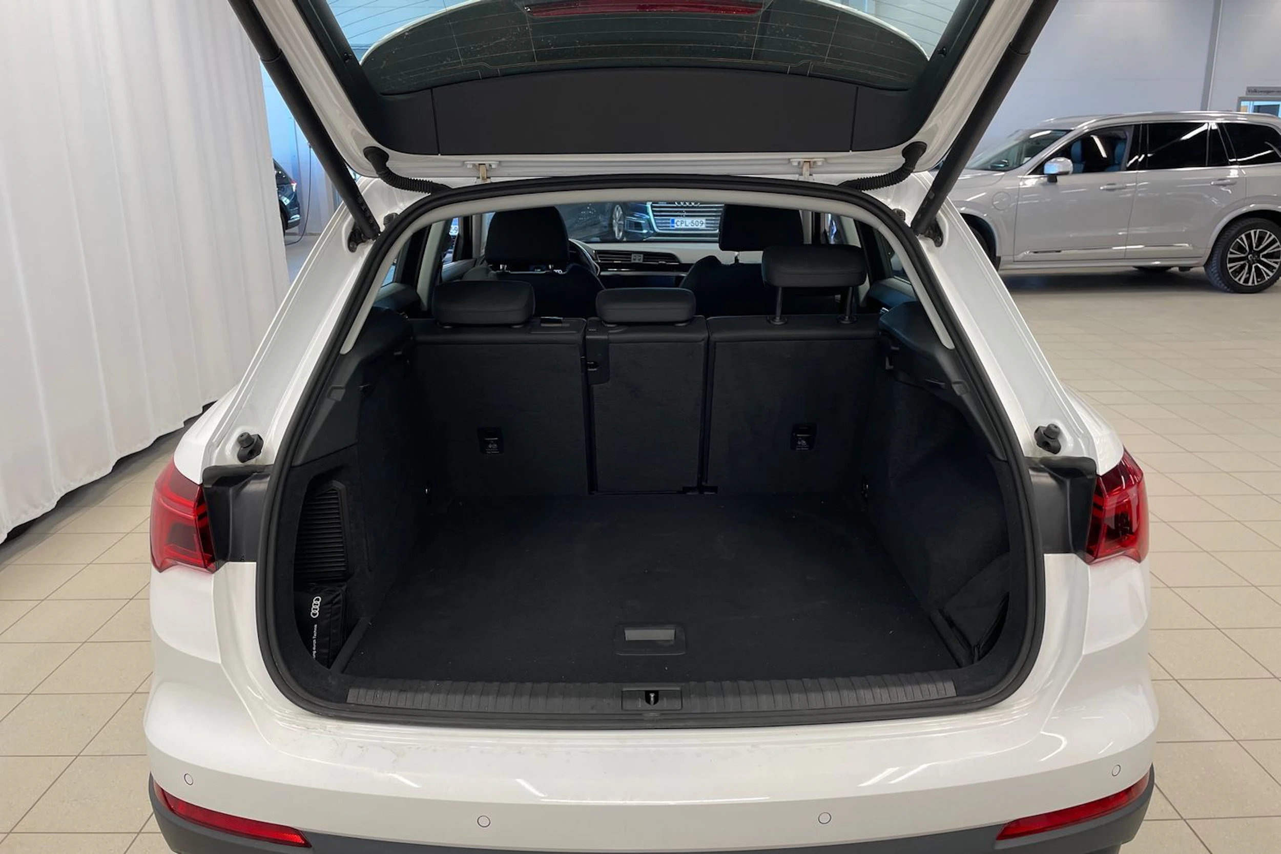 valkoinen Audi Q3 2023 kuva 19.