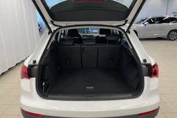 valkoinen Audi Q3 2023 kuva 19.