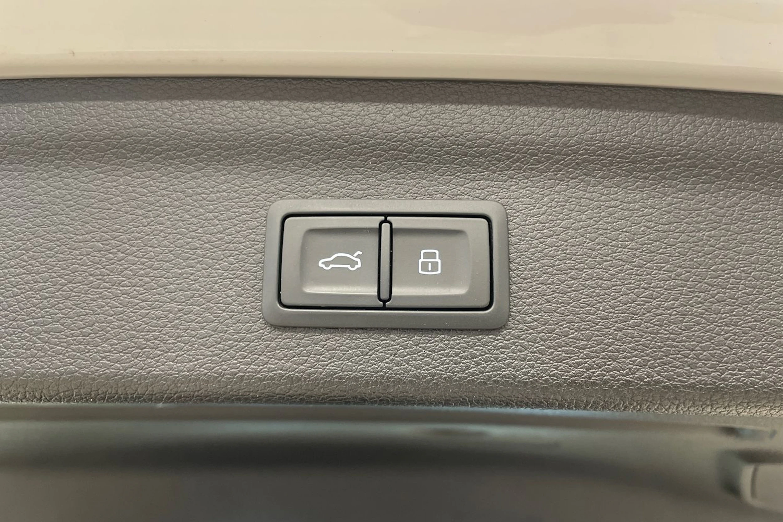 valkoinen Audi Q3 2023 kuva 20.