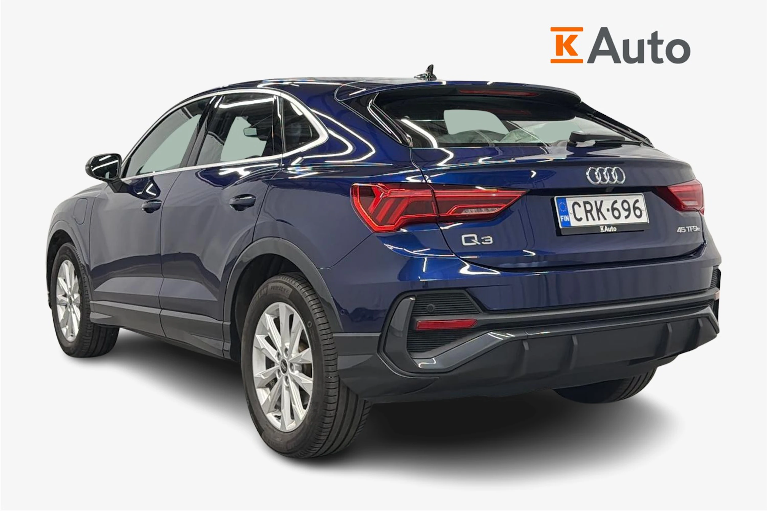 sininen Audi Q3 2023 kuva 3.