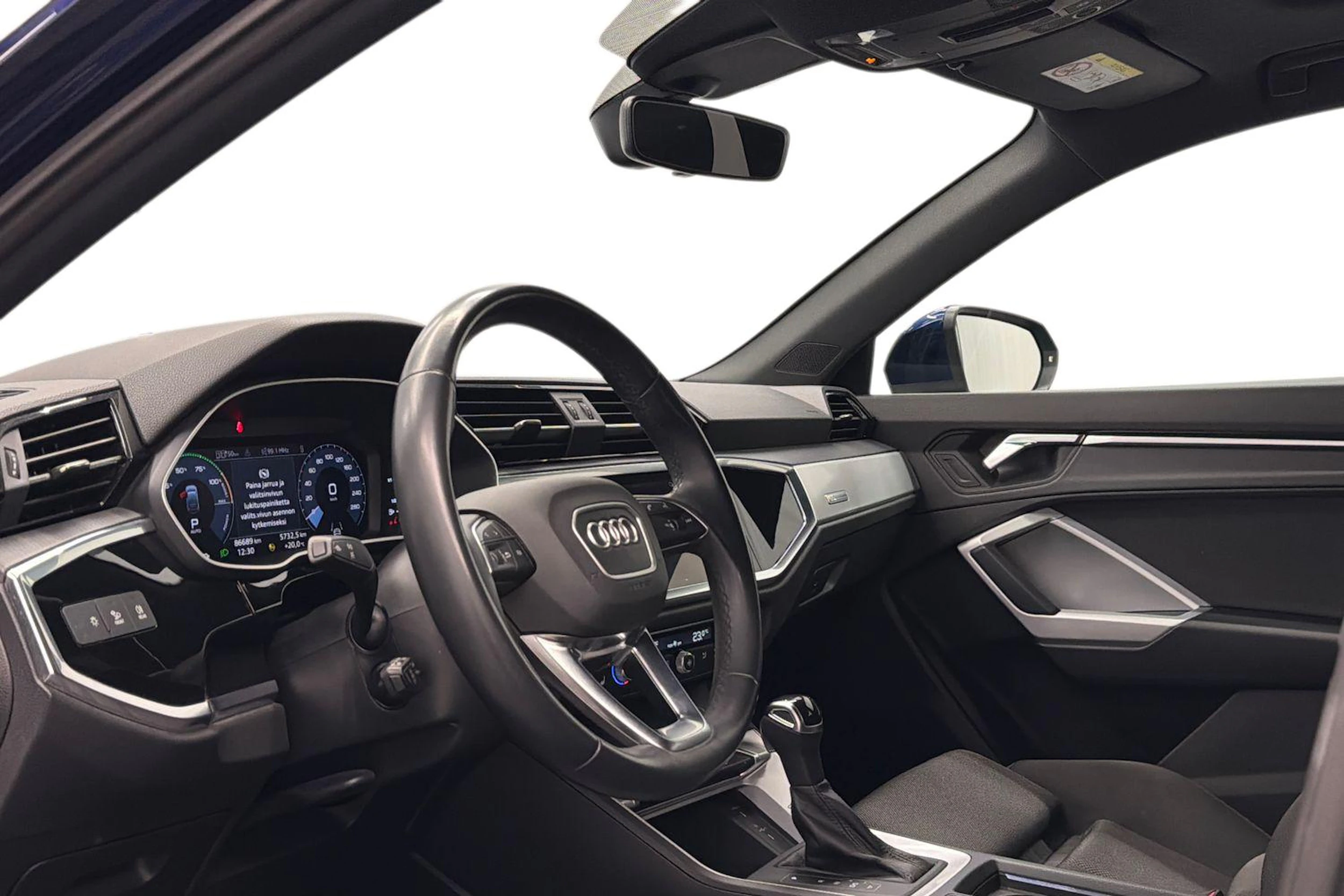 sininen Audi Q3 2023 kuva 8.