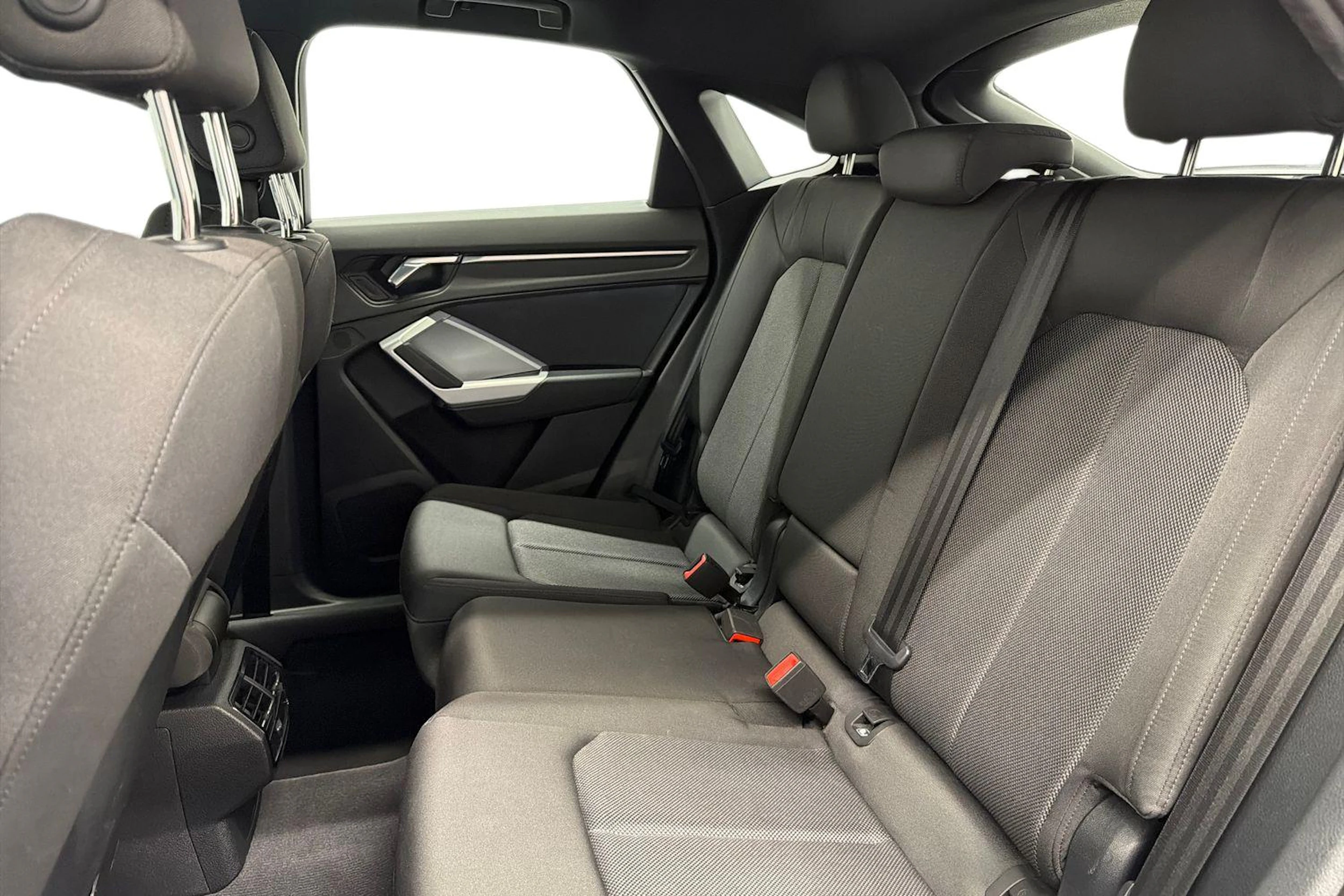 sininen Audi Q3 2023 kuva 11.