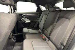 sininen Audi Q3 2023 kuva 11.