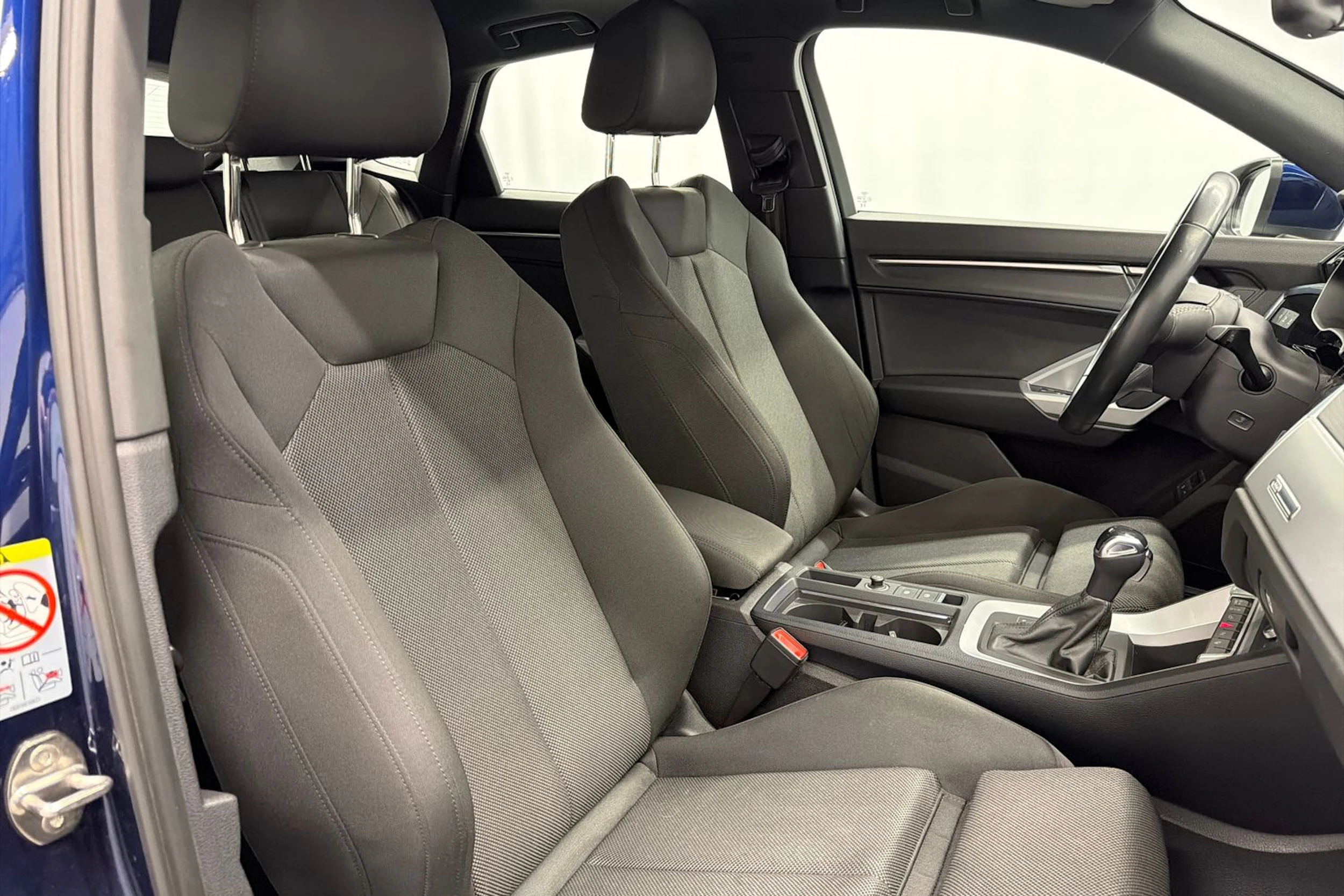 sininen Audi Q3 2023 kuva 15.