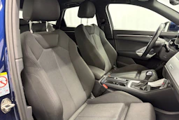 sininen Audi Q3 2023 kuva 15.