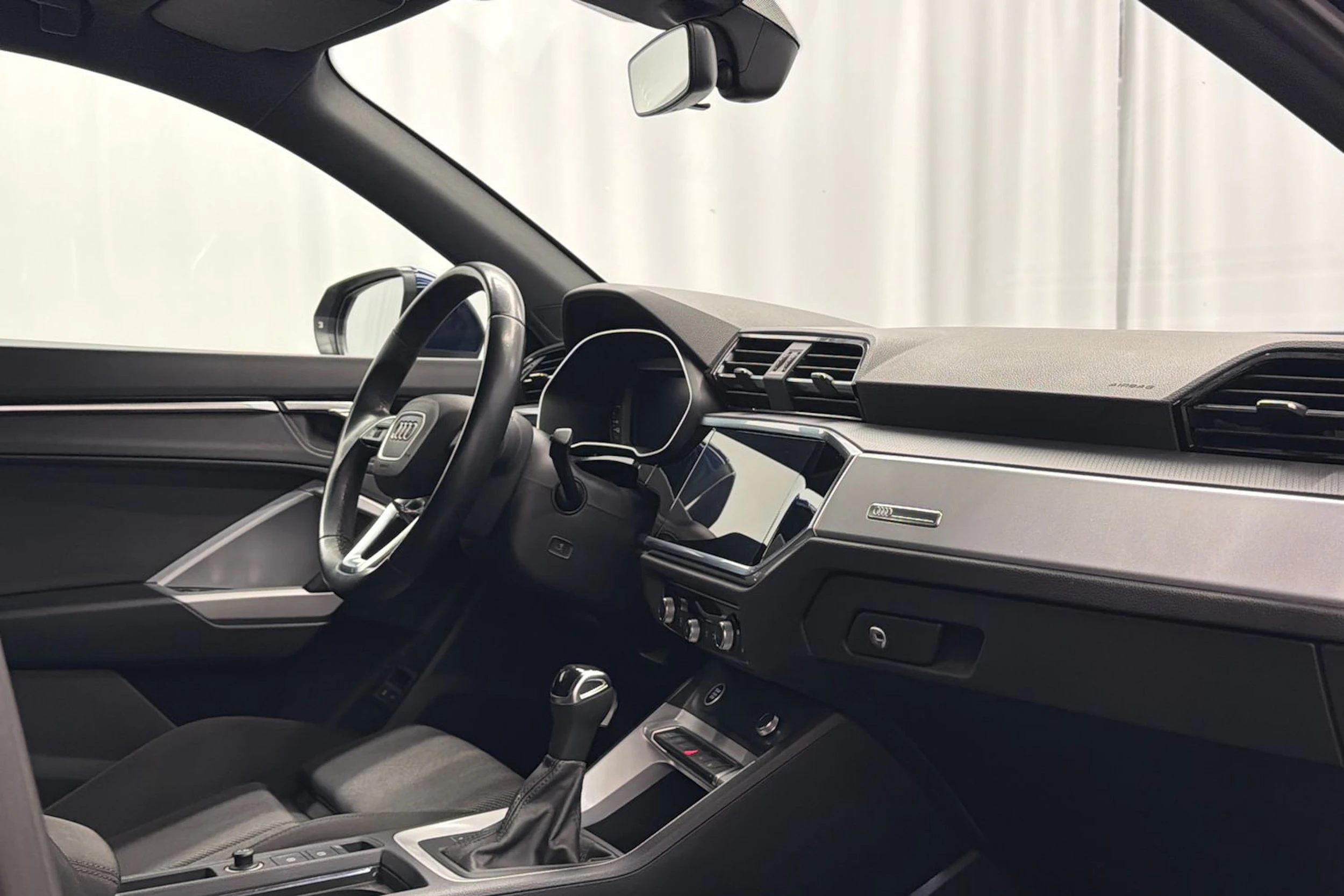 sininen Audi Q3 2023 kuva 16.