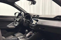 sininen Audi Q3 2023 kuva 16.
