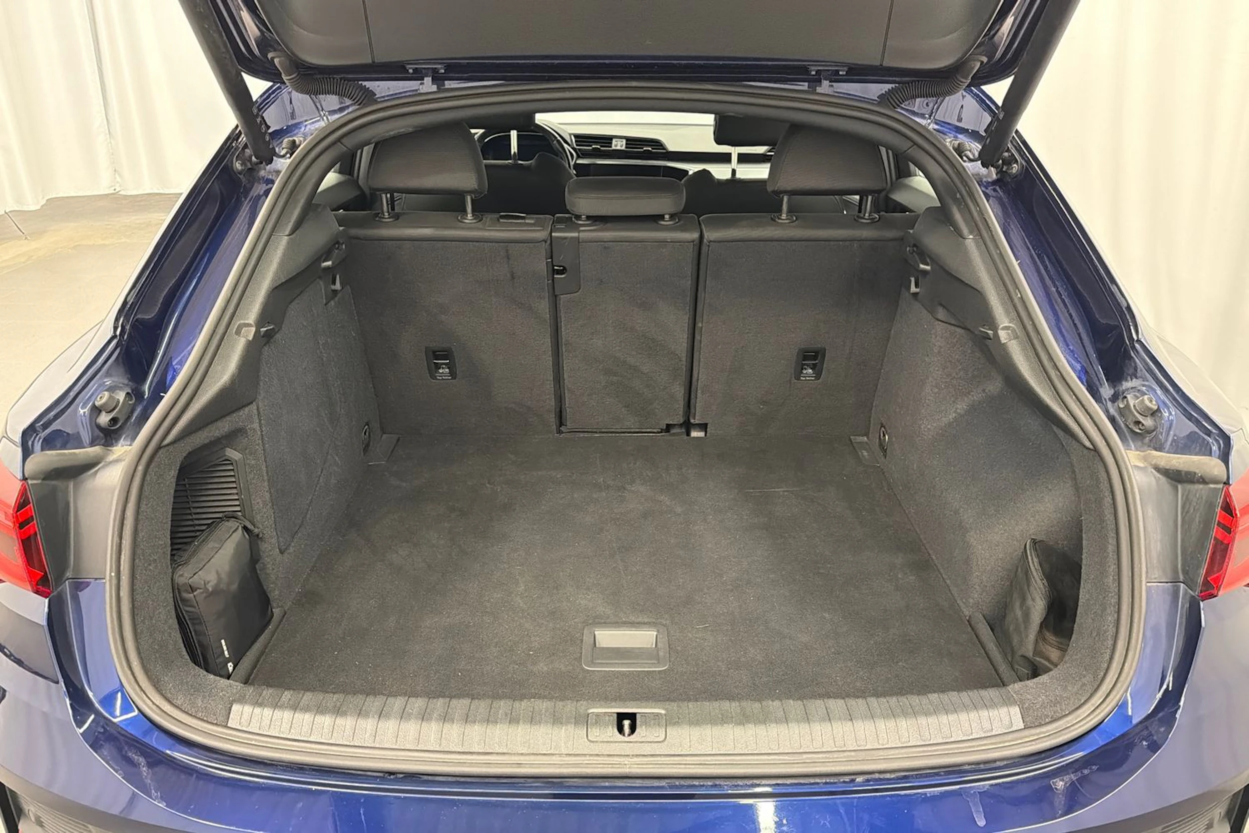 sininen Audi Q3 2023 kuva 17.