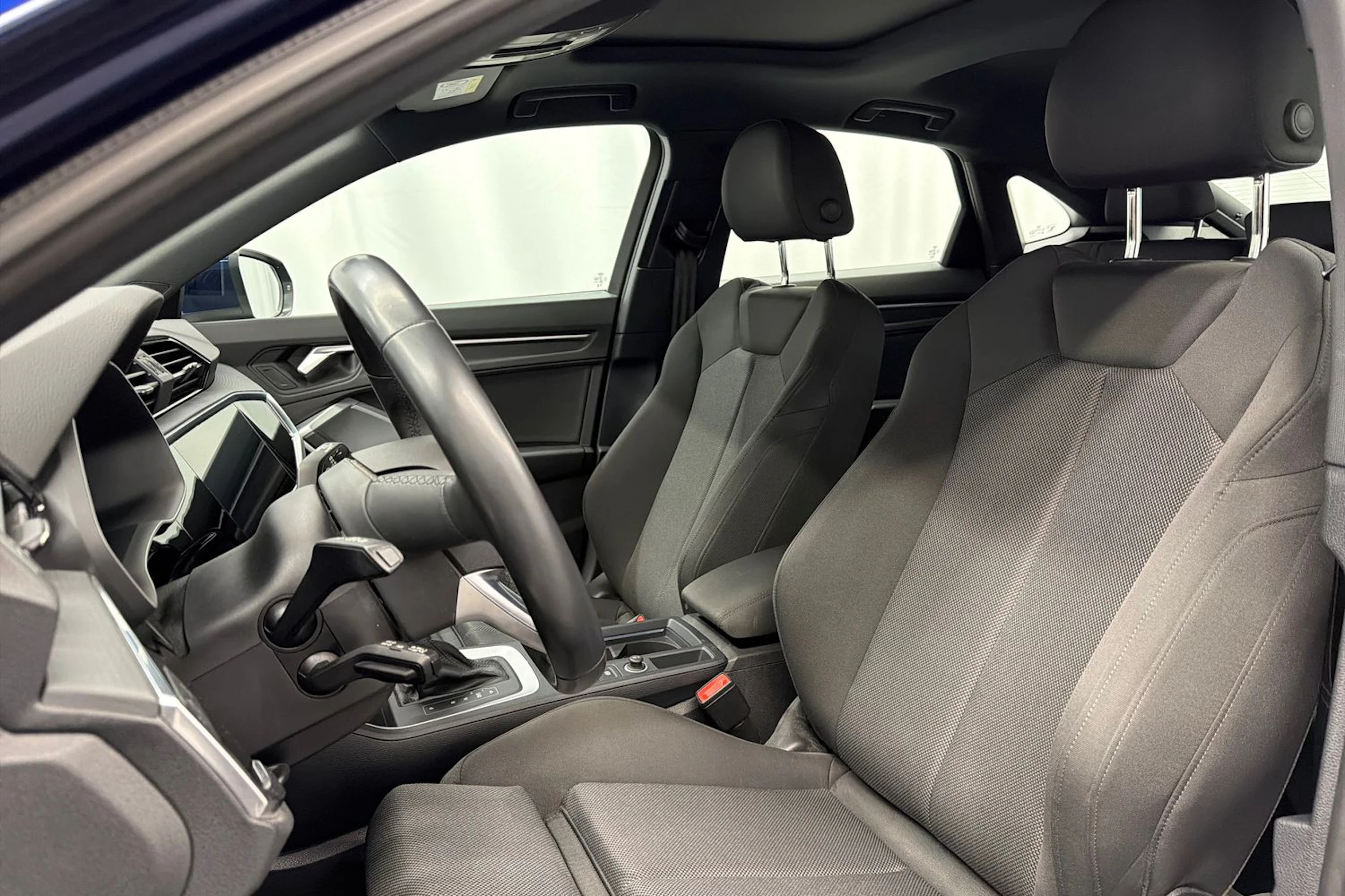 sininen Audi Q3 2023 kuva 27.