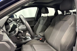 sininen Audi Q3 2023 kuva 27.