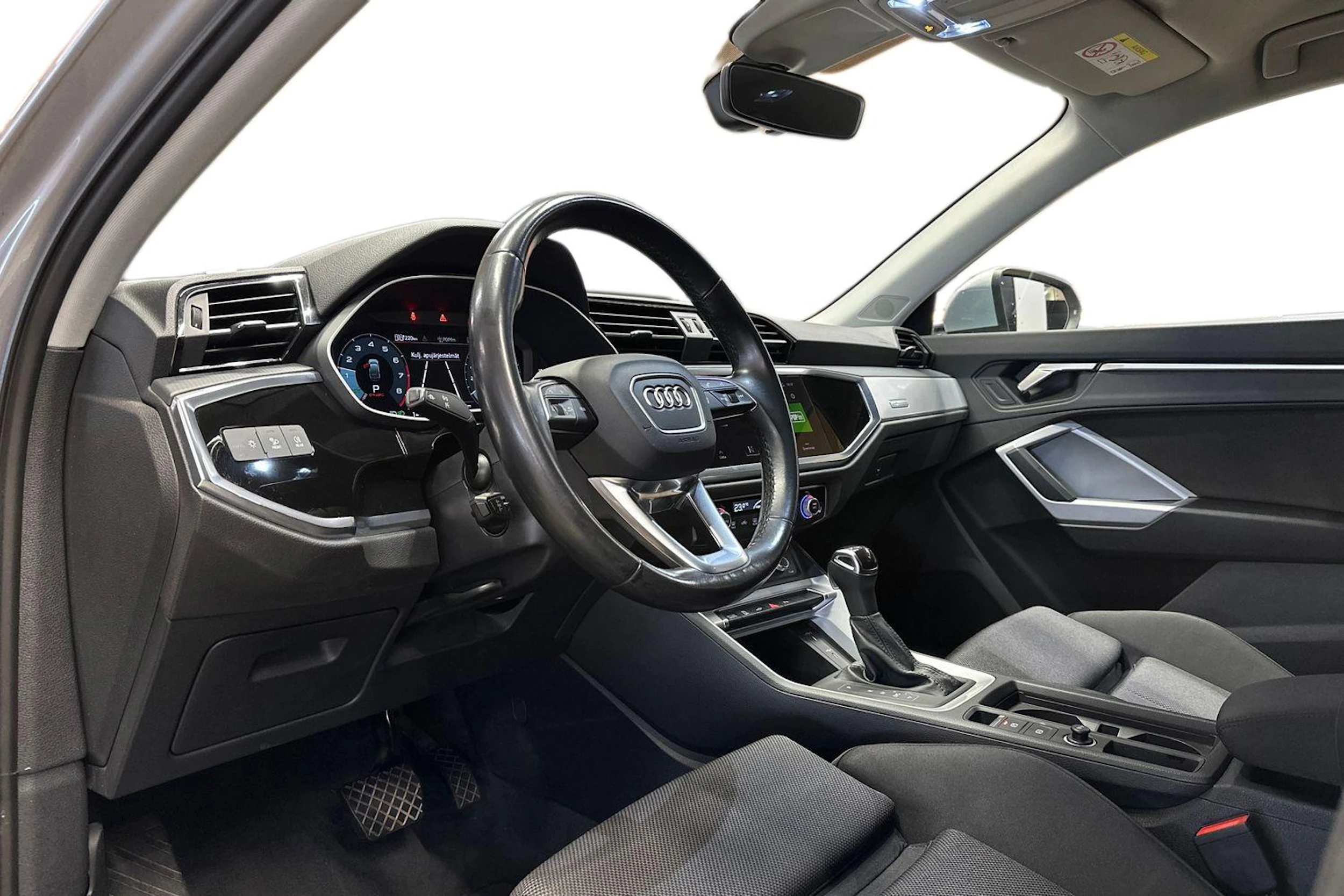 harmaa Audi Q3 2024 kuva 11.