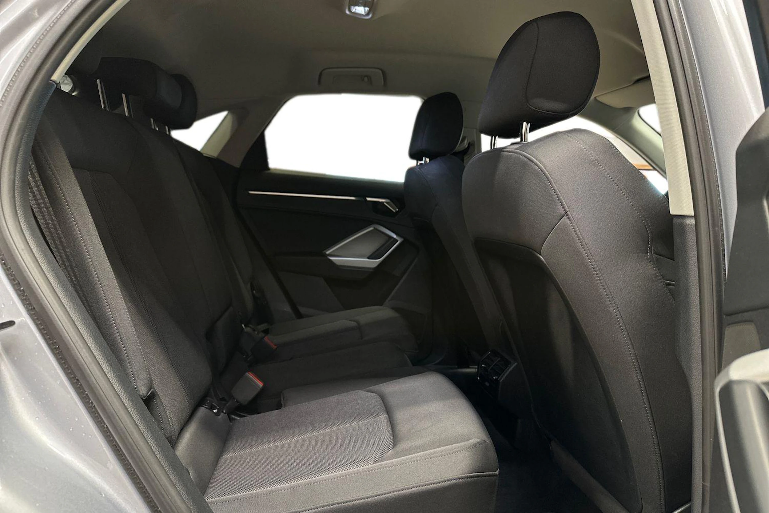 harmaa Audi Q3 2024 kuva 15.