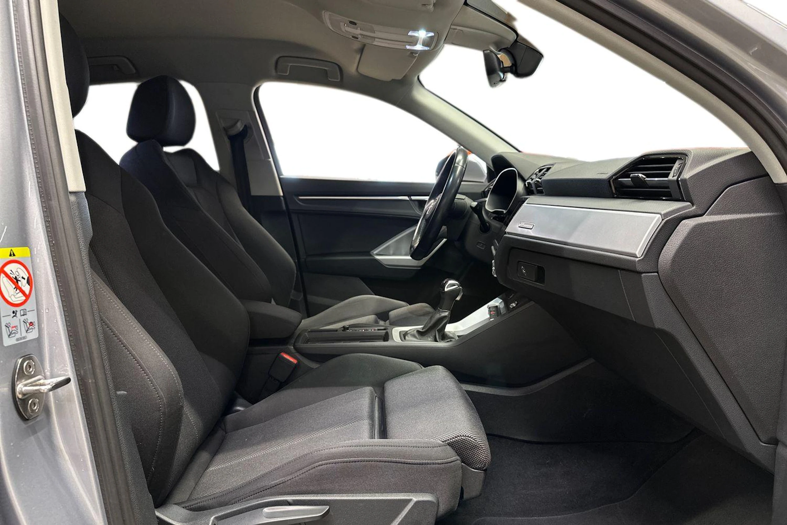 harmaa Audi Q3 2024 kuva 16.