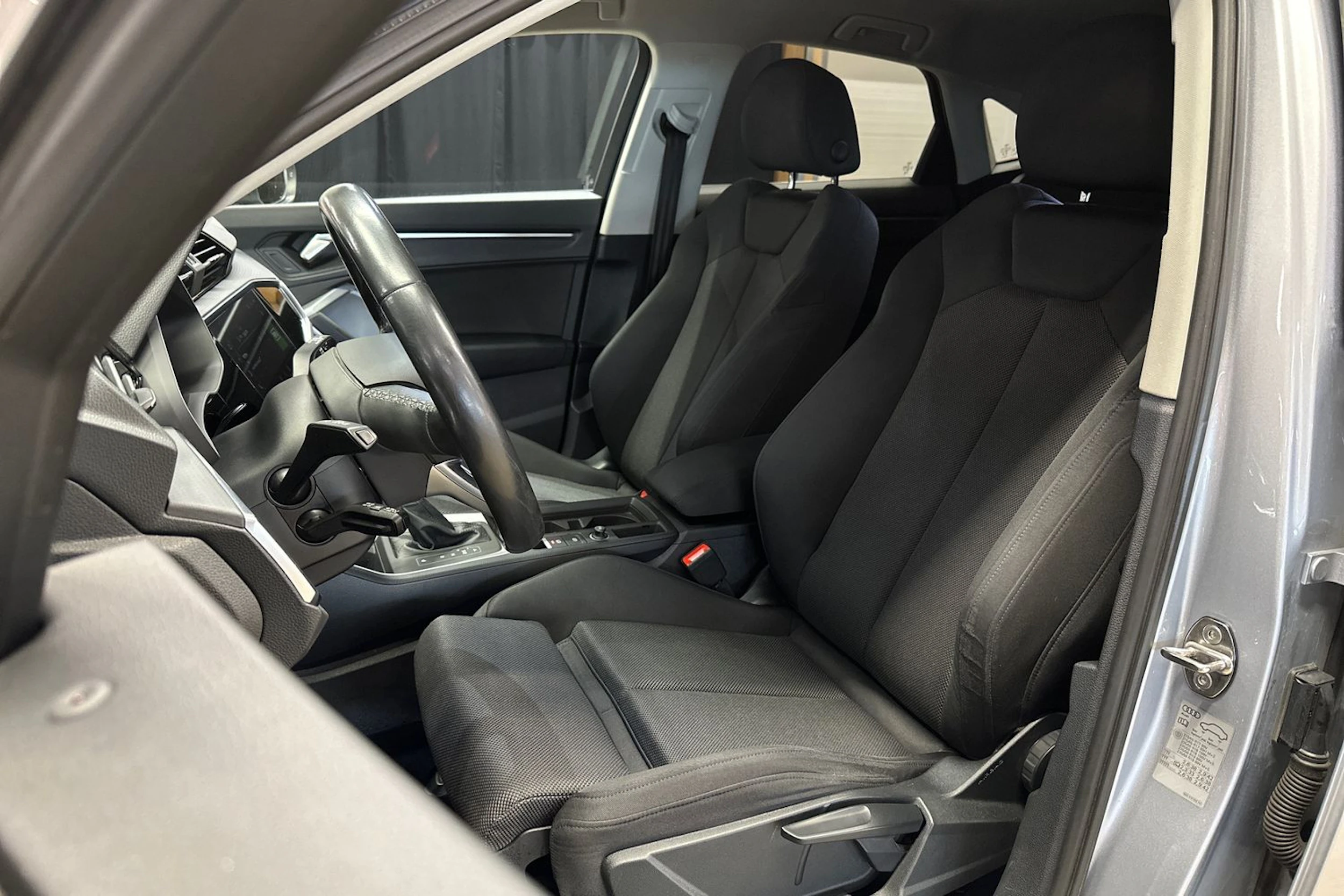 harmaa Audi Q3 2024 kuva 19.