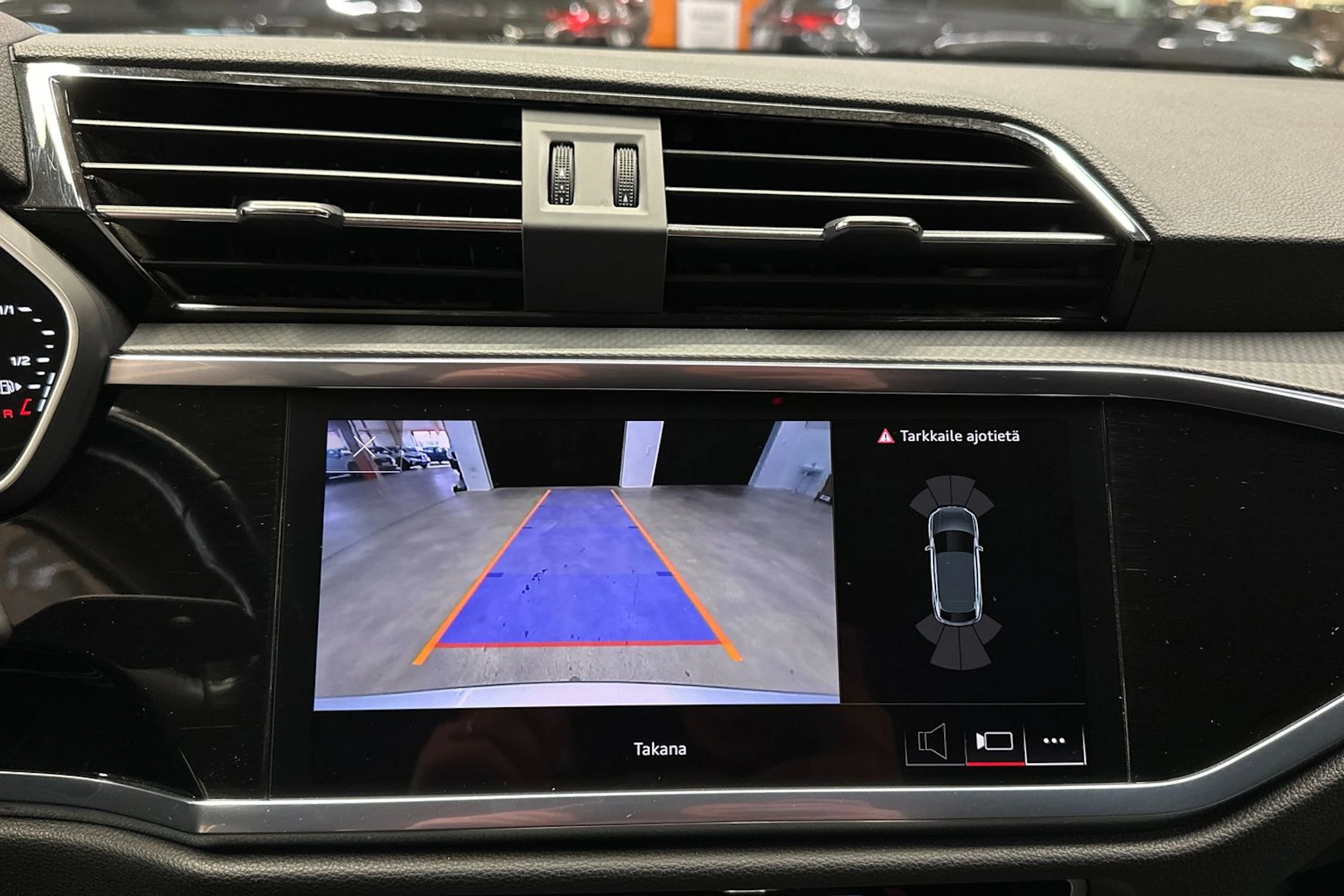 harmaa Audi Q3 2024 kuva 20.