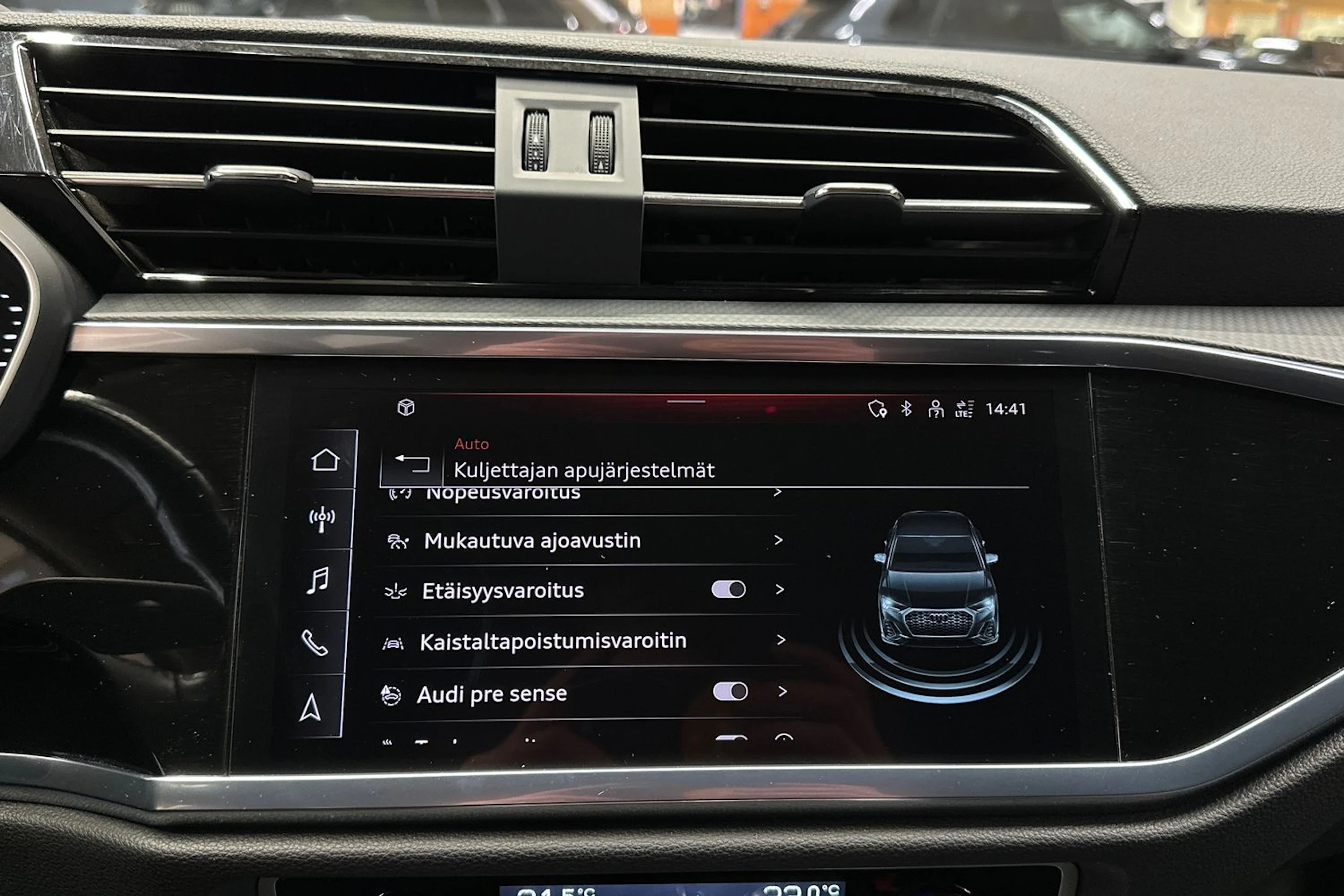 harmaa Audi Q3 2024 kuva 22.